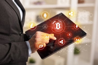 İş kadını tablet bitcoin bağlantı ağ kavramı ile kullanma