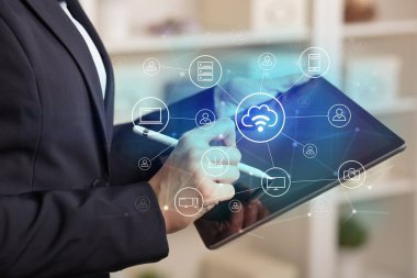 İş kadını tablet bulut teknoloji kavramı ile kullanma