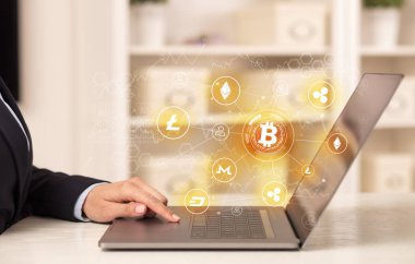 Bitcoin bağlantı ağı ve online kavramı ile dizüstü bilgisayar üzerinde çalışan iş kadın