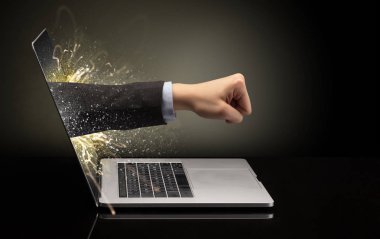 El dışında bir dizüstü bilgisayar