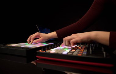 Karıştırma müzik MIDI denetleyicisi üzerindeki el