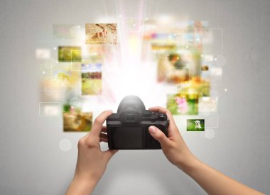El yaşam olayları digital fotoğraf makinesi ile yakalar.