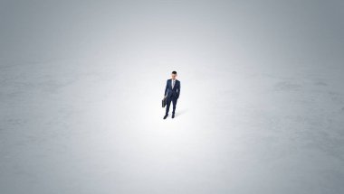Boş bir alanı ortasında duran işadamı