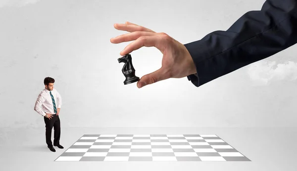 Kis üzletember sakkozni egy nagy kéz koncepció — Stock Fotó