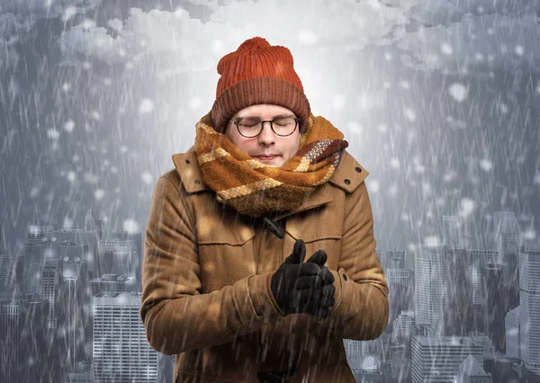 Pojke frysning i kallt väder med city-konceptet — Stockfoto