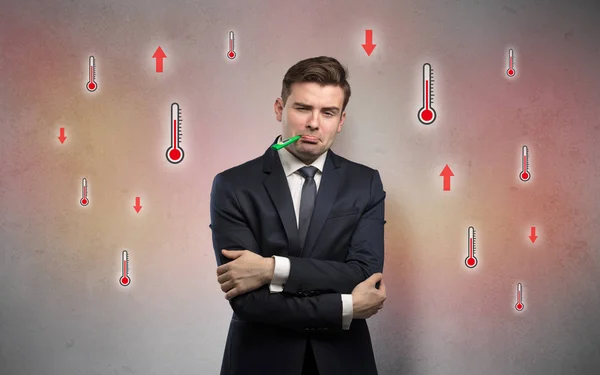 Empresário com conceito de termômetro e febre — Fotografia de Stock