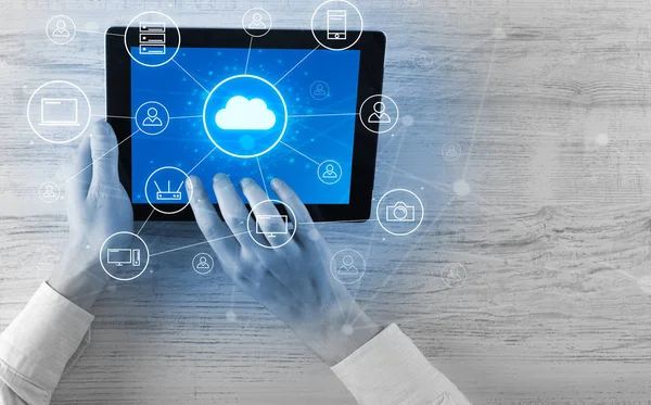 Mano utilizzando tablet con concetto di sistema di cloud computing centralizzato — Foto Stock