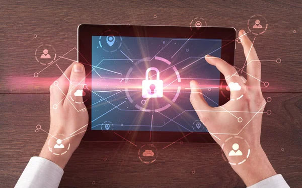 Hand met tablet met netwerkbeveiliging en online opslag systeemconcept — Stockfoto