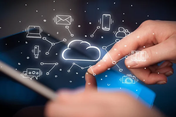 Lavorare a mano su tablet con concetto di sistema di tecnologia cloud — Foto Stock