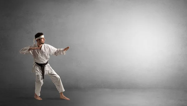 Piccolo uomo di karate che lotta in uno spazio vuoto — Foto Stock