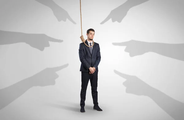 Affärsman försöker självmord med pekar händer koncept — Stockfoto