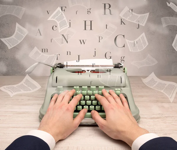 Hand typewriting met vliegende documenten rond — Stockfoto