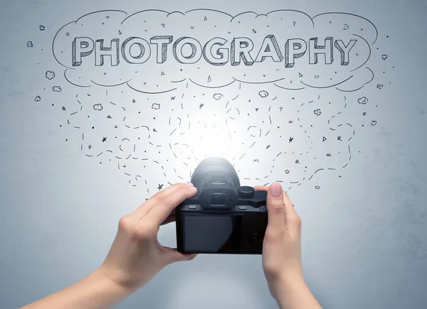 Sesión de fotos a mano con concepto de nube de mensajes — Foto de Stock