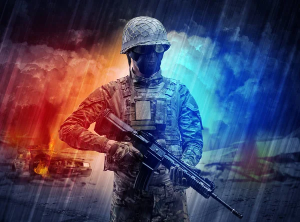 Soldato armato in piedi nel mezzo di una tempesta di sabbia — Foto Stock