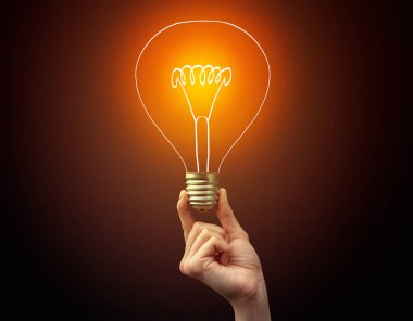 Koyu arkaplanda el ele tutuşan ampul