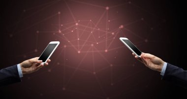Akıllı telefonlar holding iki eller yakın çekim