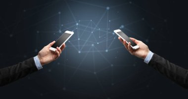 Akıllı telefonlar holding iki eller yakın çekim