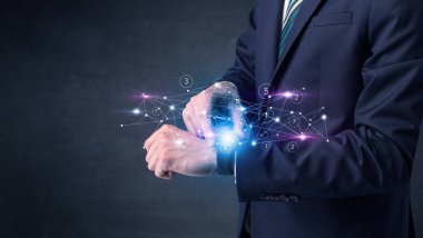 Smartwatch ağ kavramı ile.