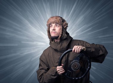 Elinde direksiyon tutan adam