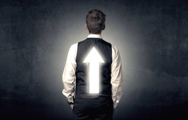 Genç işadamı ile ok sırtında duran