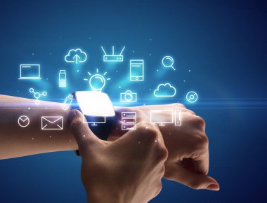 Smartwatch Multimedya sembolleri ile giyen el