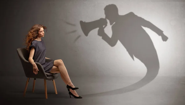 Sombra escura gritando a senhora elegante — Fotografia de Stock