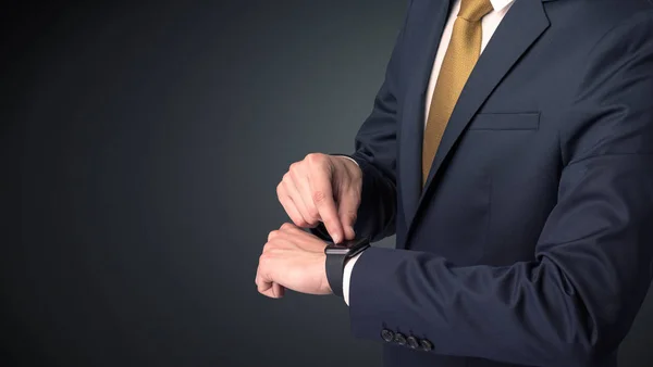 Mann im Anzug trägt Smartwatch. — Stockfoto