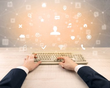 Sosyal Medya Icons çevresinde yazarak zarif işadamı el