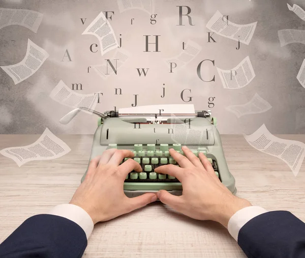 Hand typewriting met vliegende documenten rond — Stockfoto