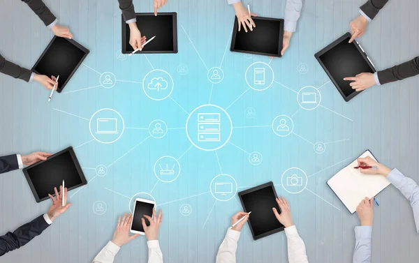 Grupo de personas con dispositivos en manos que trabajan en portátiles y tabletas con concepto de oficina —  Fotos de Stock