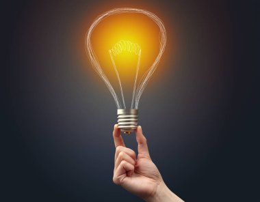 Koyu arkaplanda el ele tutuşan ampul