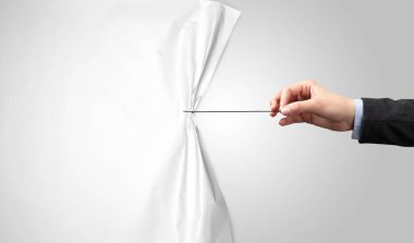 El çekerek beyaz kağıt perde