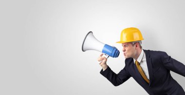 Genç Mimar megafon ile bağırıyor 