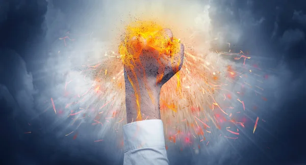Hand schlägt heftig zu und macht Feuer — Stockfoto