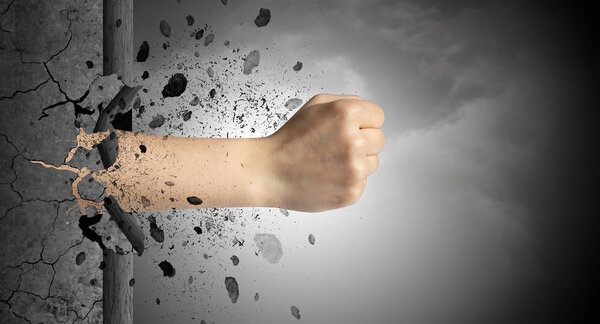 Рука сильно бьет и ломает каменную стену
