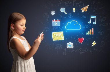 Kız holding tablet uygulamaları kavramı ile