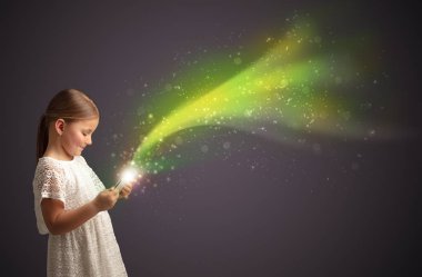 Köpüklü tablete oynayan küçük çocuk