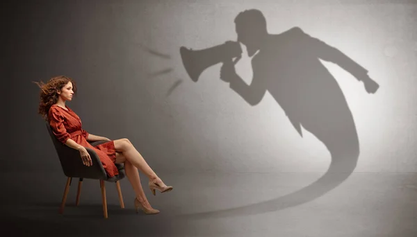 Sombra escura gritando a senhora elegante — Fotografia de Stock