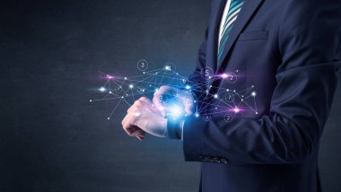 Smartwatch ağ kavramı ile.