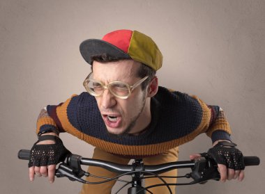 Boş arka plan ile çılgın bisikletçi