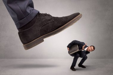 Küçük adam büyük bir güç tarafından ayaklar altına