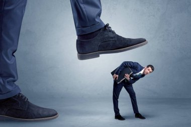Çiğnenmiş küçük iş adamı takım elbise