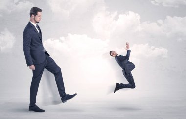 Büyük patron küçük çalışan tekme