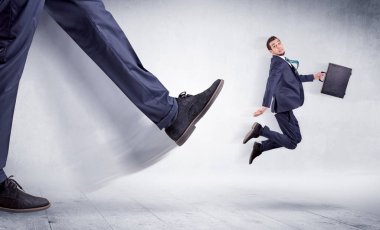 Uzun bacaklı tekme küçük adam