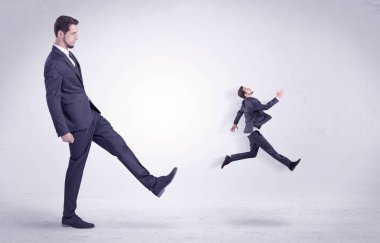 Büyük adam küçük kendisini kovuyor