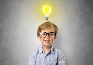 Başının üzerinde ampul ile küçük çocuk mull üzerinde