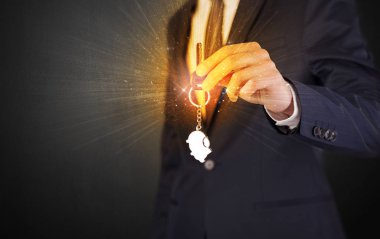 Takım elbiseli adam el tuşları