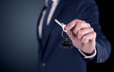 Genç adam el tuşları 