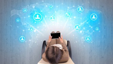 Sandalyede oturan kadın ile sosyal medya kavramı