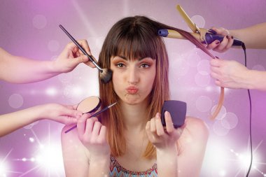 Genç kadın portre parlak pembe salon kavramı ile